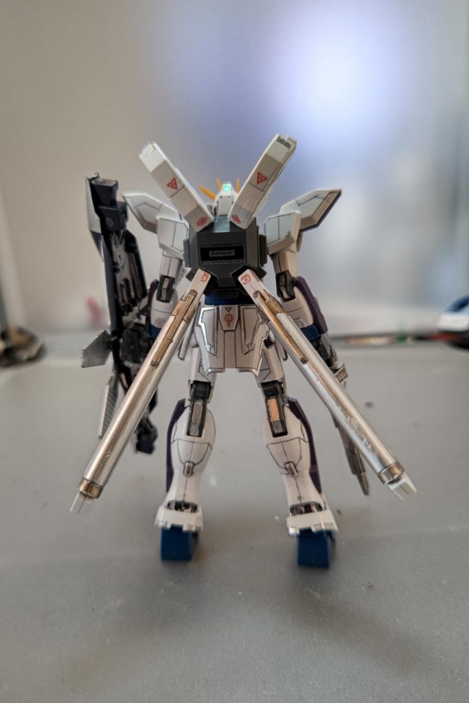 全身をスジボリと塗装を行い、RGだったらこんな感じかなぁと考えながら制作しました。