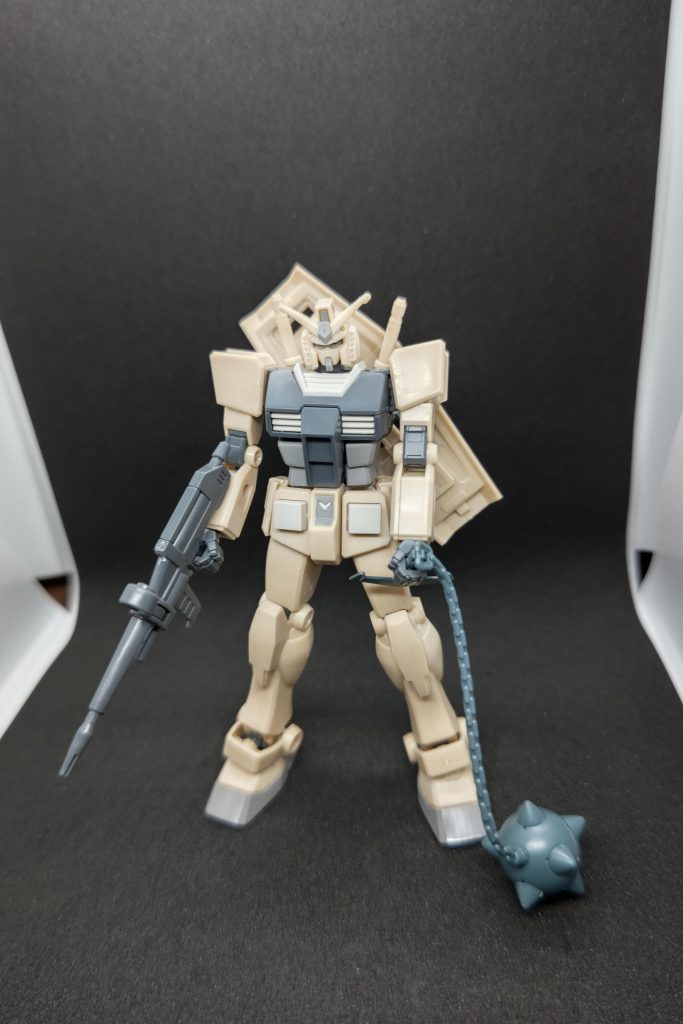 イベント販売されていたクラシックカラー版のEGガンダム。色合いがデザート仕様を思わせたので地上向け装備のイメージでガンダムハンマーを持たせてみました。鎖の形が固定なのでそれっぽいポーズを取らせるのが難しいです。陸戦型ガンダムのウェポンラックとか似合うかも。