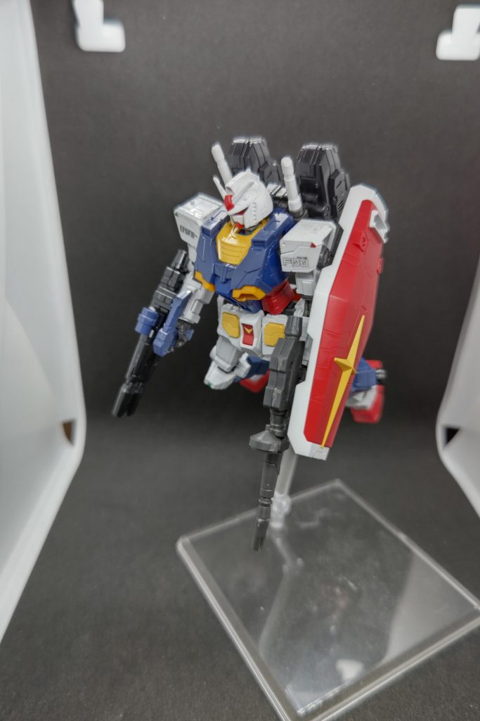 上記横浜ガンダム立像ガンプラの正規仕様であるRX-78F00ガンダム。本来はHMTに付いていた高機動型パーツを装備させています。元ネタはこのカラーリングだったそうなので、そちらのリスペクトということで。ご閲覧ありがとうございました。色々と買ったり組んだりはしているので、撮影がてらちょっとずつ投稿していくと思います。よろしくお願いします。