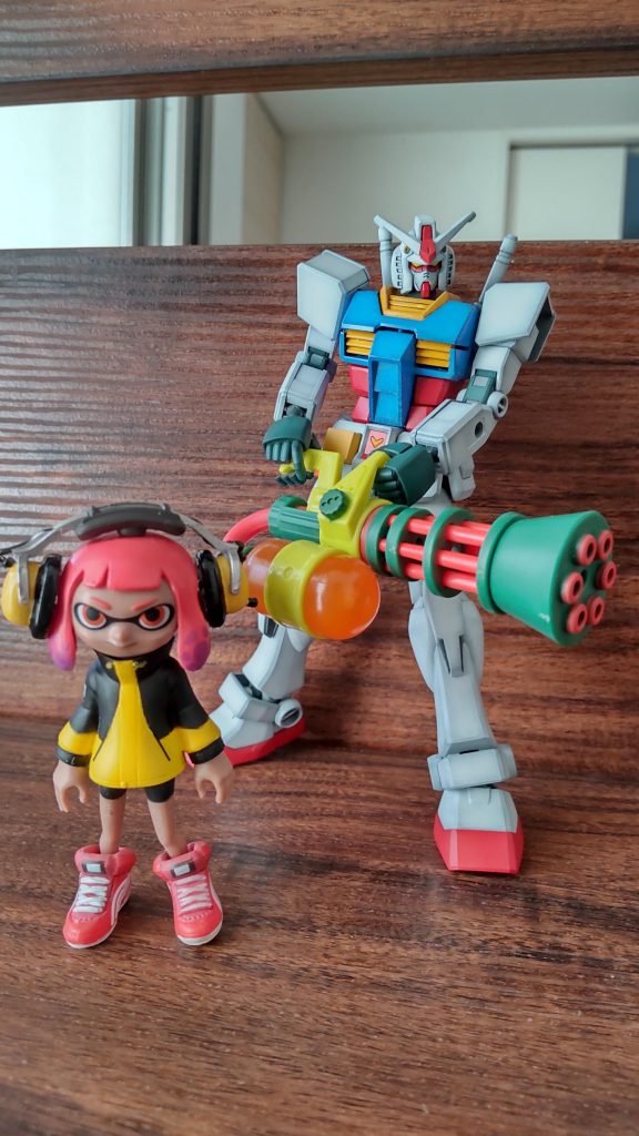 スプラスピナー持たせています。サイズが合ってないので、右手が大変なことになってる？