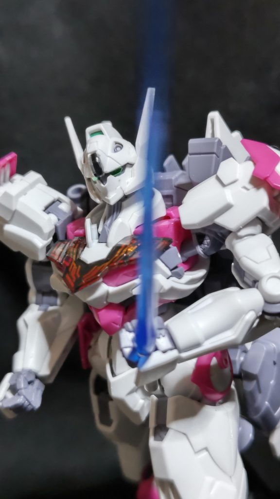 慌てて姿勢制御を行おうとするが迫りくるビームサーベルの青光が俺の視界を覆った。