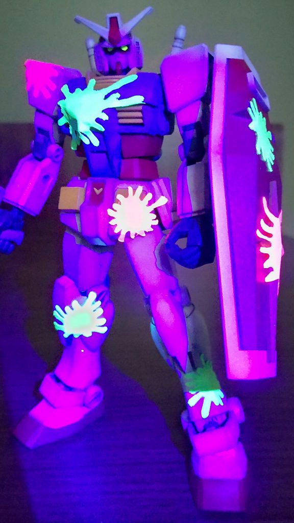 ブラックライトで光ります。フェスバージョン。写真にしたら変になってる？