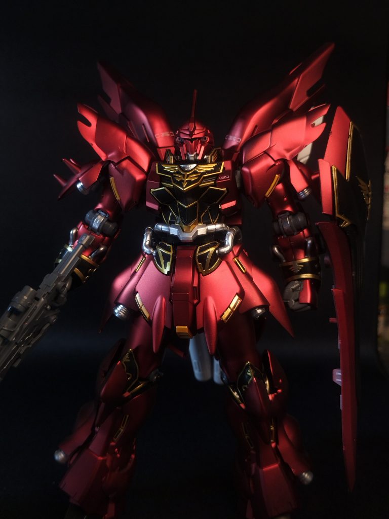 エングレービング部分には水性ホビーカラーで塗り分けました