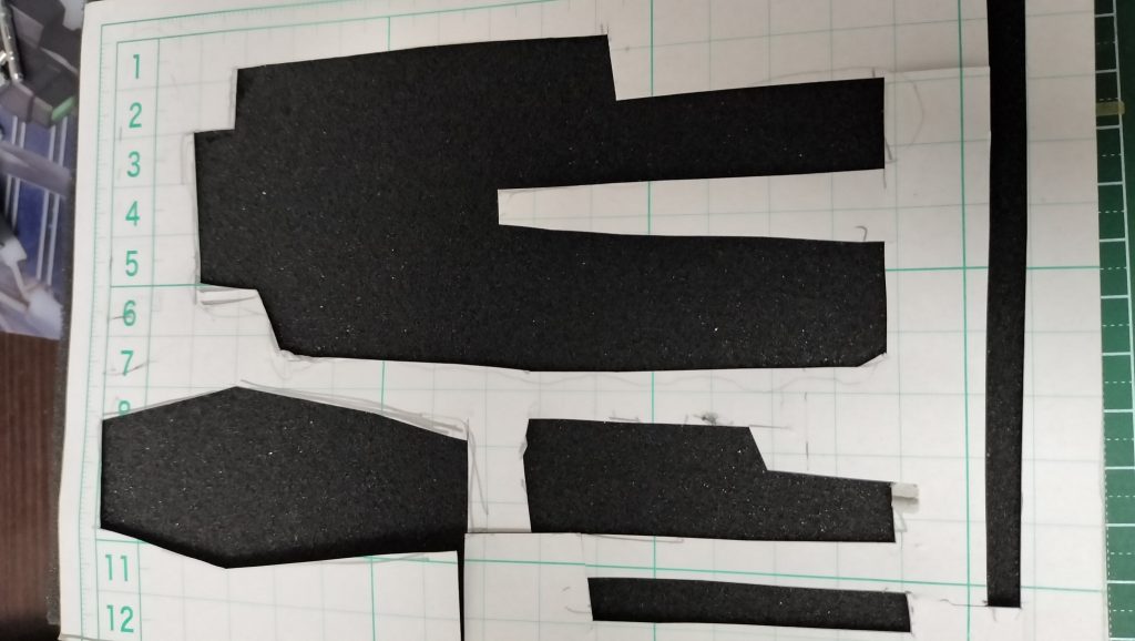 厚紙に大まかな形を作り、ひたすらウレタン繰り抜き。途中3回くらいデザインナイフの刃を変えましたが、もっと良い制作方法はなかったものか(´;ω;`)