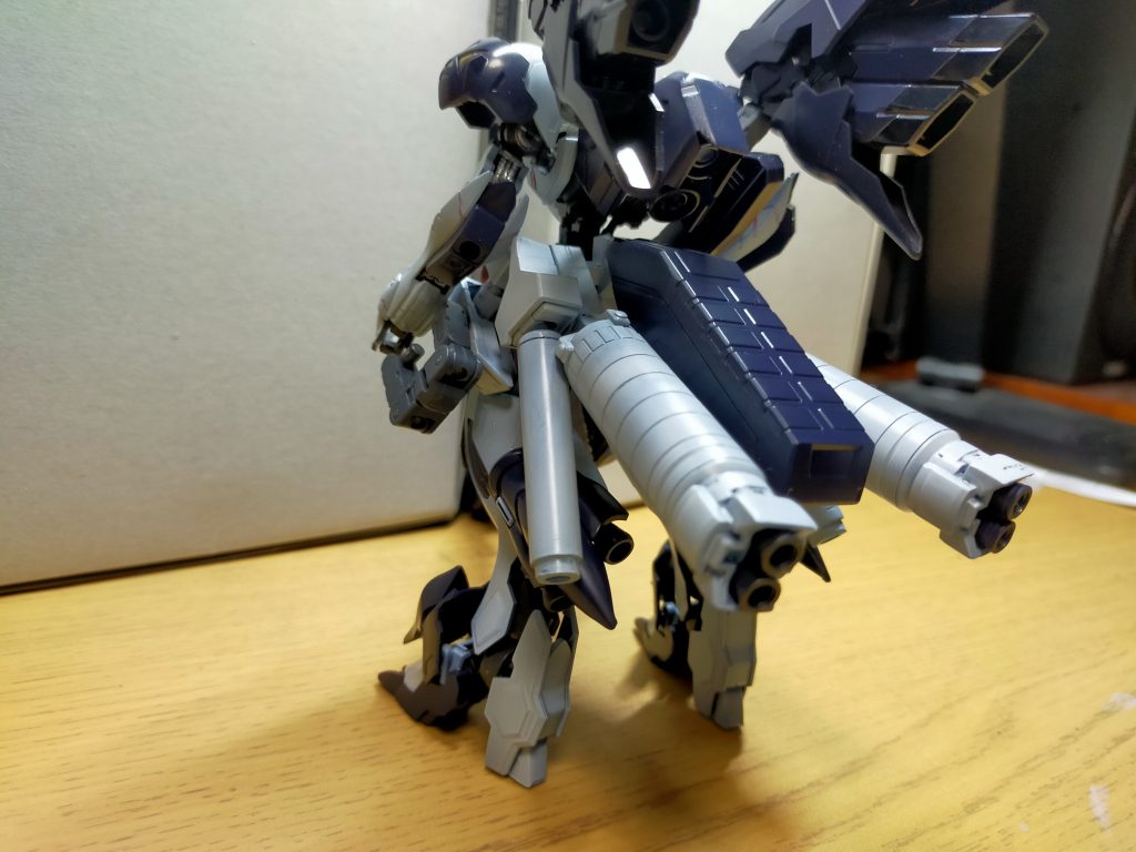 背面ジャンクボックスに入っていたシナンジュのパーツを多く使用しましたちなみにプロペラントタンク（小）はシナンジュのものをカットしたもので、大きい方はBBのフルコーンから持ってきたものです