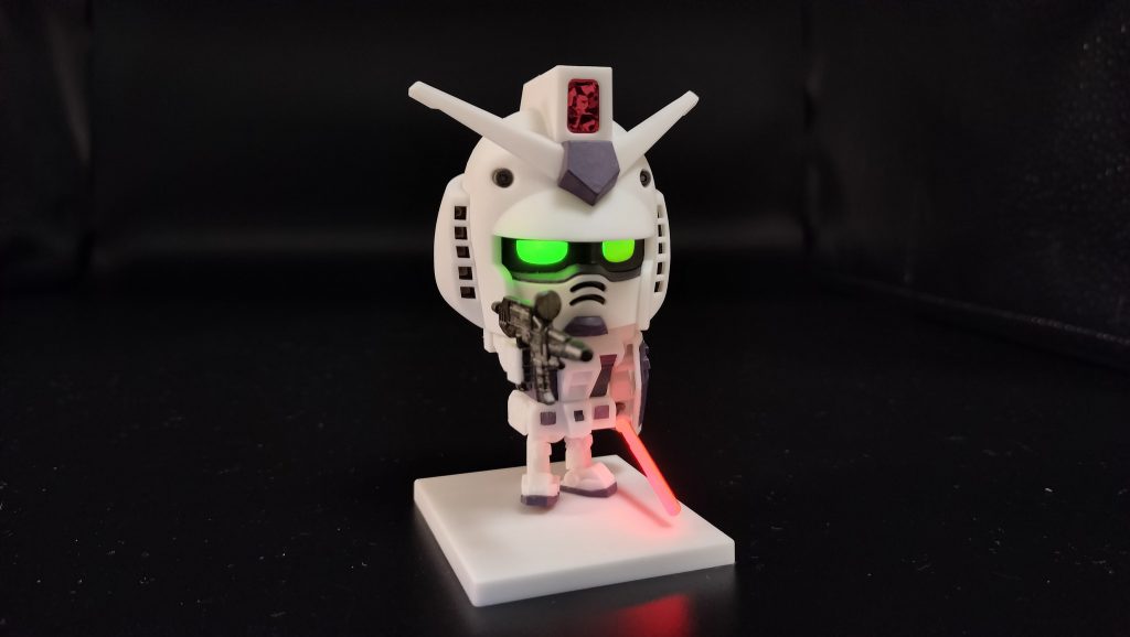 カメラアイとサーベルはブラックライトで光ります。