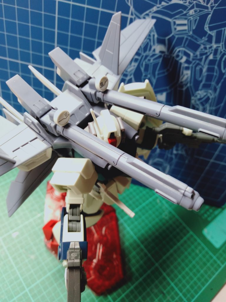 115mmレールガン遠距離攻撃用のレールガン。バックパックに搭載され、肩越しに目標を射撃する。同軸上にマウントされた高精度照準センサーにより、超長距離射撃時の命中精度を向上させている。弾速は秒速5kmに達する。                                                      105mm単装砲レールガンと並行するように肩部にマウントされる単装砲。M2M5 トーデスシュレッケン12.5mm自動近接防御火器頭部と胸部に各2門ずつ設置される近接防御火器。イーゲルシュテルンに小口径化に伴うスペースの余裕から装弾数が増加して、より対人・対車両用の趣きが強くなったモデルである。トーデスシュレッケンとは、ドイツ語で「死の恐怖」の意味。