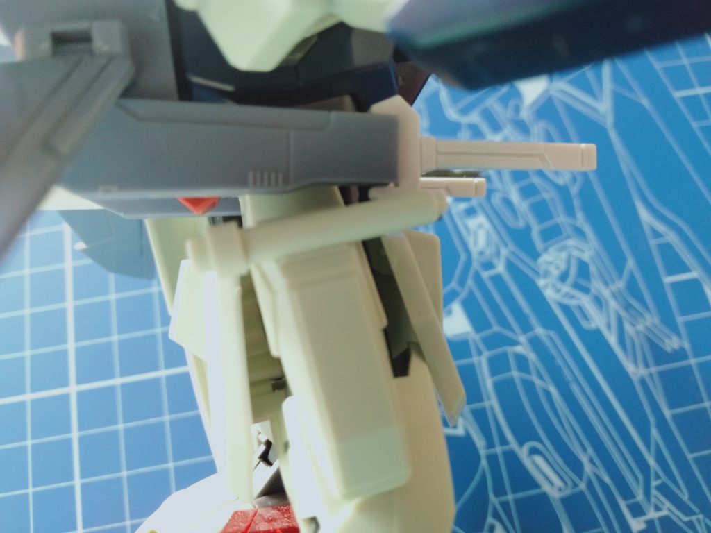 9.1メートル対艦刀ビームブレードに次ぐ切れ味を持つ特殊合金製の実体剣。I.W.S.P.の電力消費が高かったことから完全な実体剣となっており、MSとの格闘戦はもちろん巨大な艦船にも有効。I.W.S.P.の両サイド下部に備えられた鞘用途の基部に挿し込まれる状態でマウントされている。ES04B ビームサーベル両腰アーマーにマウントされているビームサーベル。なお、両腰のアーマーは内部のスティレットを含めてウィンダムと同一の装備。対装甲ナイフ「アーマーシュナイダー」GATX105ストライクの近接用兵装「対装甲用コンバットナイフ」スイッチを入れることで刀身を超速振動させる一種の振動剣であり、触れた物体を一瞬にして裁断・貫通する。適切な部位を攻撃すれば内部にダメージを与えることが可能。