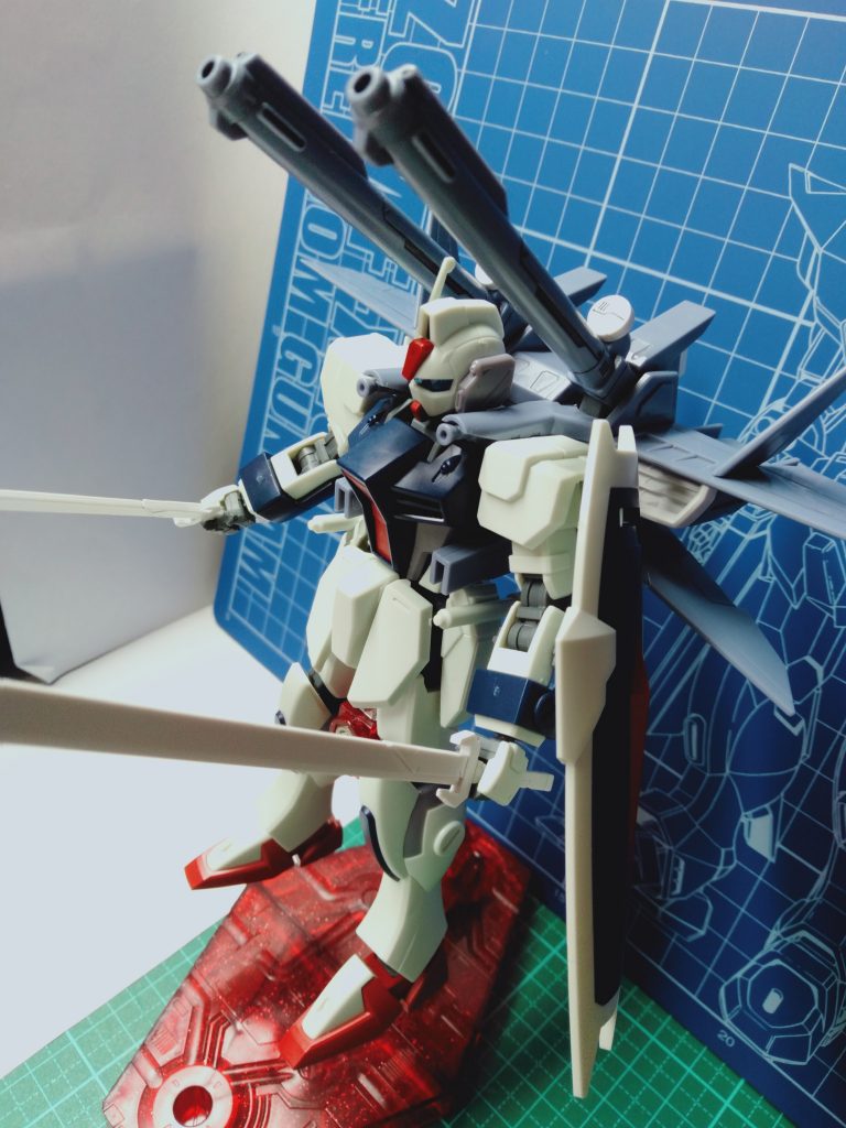 対艦刀を構えてみました、パーツ自体がゆるいので落ちてしまうのであまり動かせませんでした。