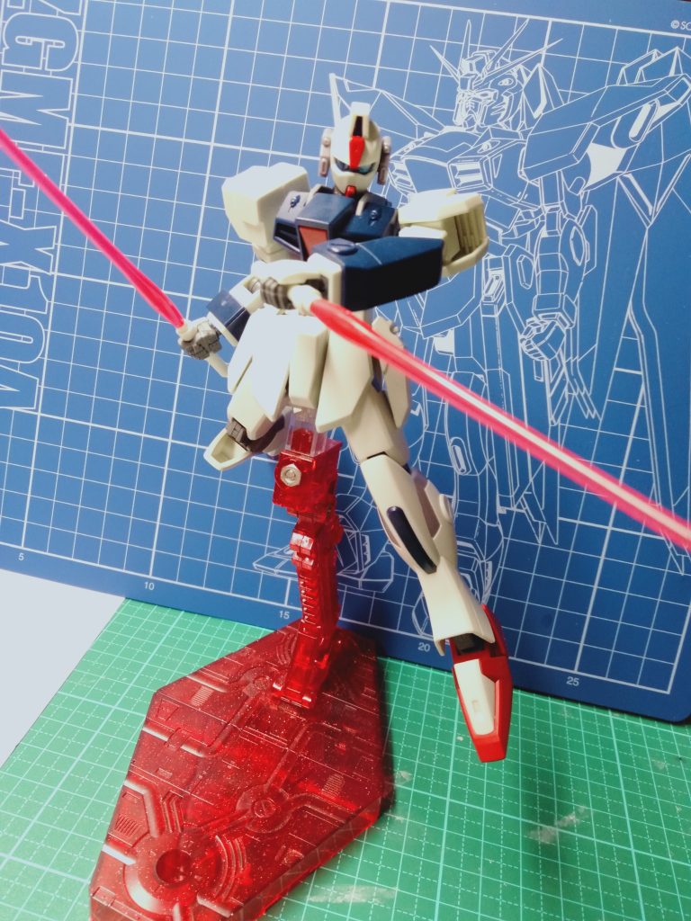 最後はビームサーベルを構えてみました、こう見てみるとデュエルがフォビドゥンを倒したときみたいですね。