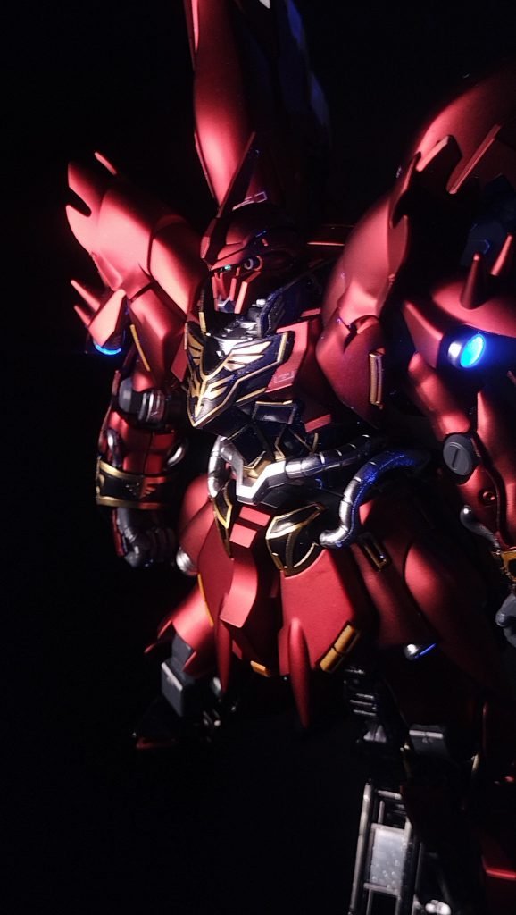 バーニア内部やモノアイには蛍光塗料で光らすことができます