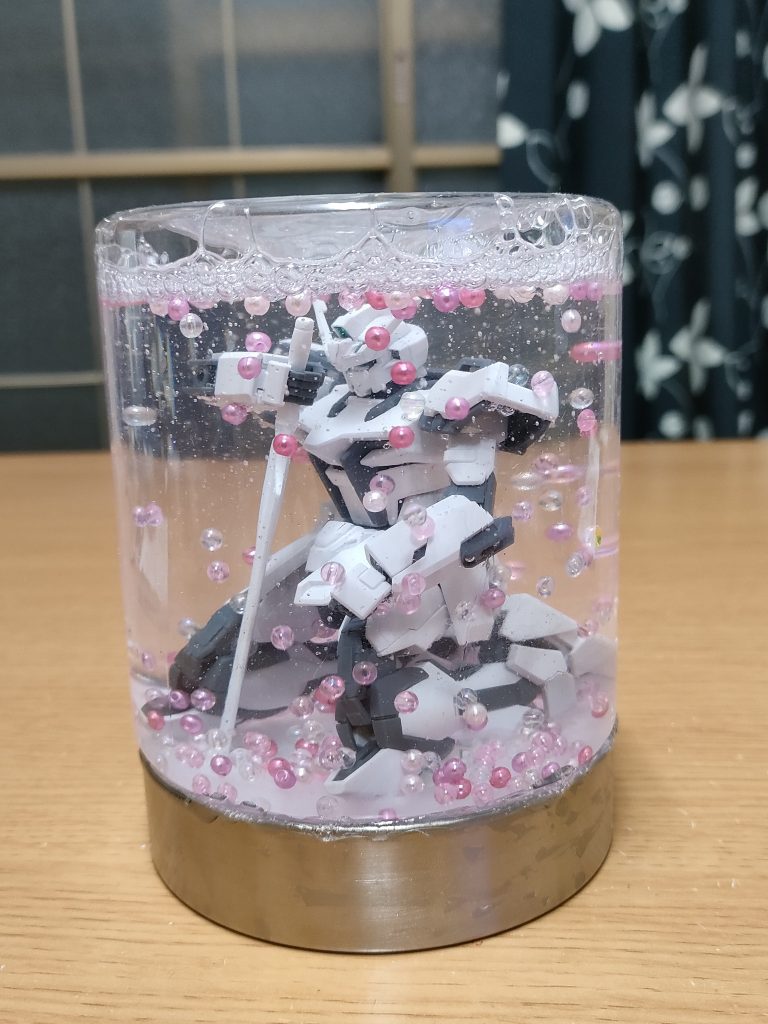 中に入れたビーズとの粘度は上々。水と洗濯のり。双方共に1:1で。ガンプラ本体に排水量は余り無いので分量計算も楽です。