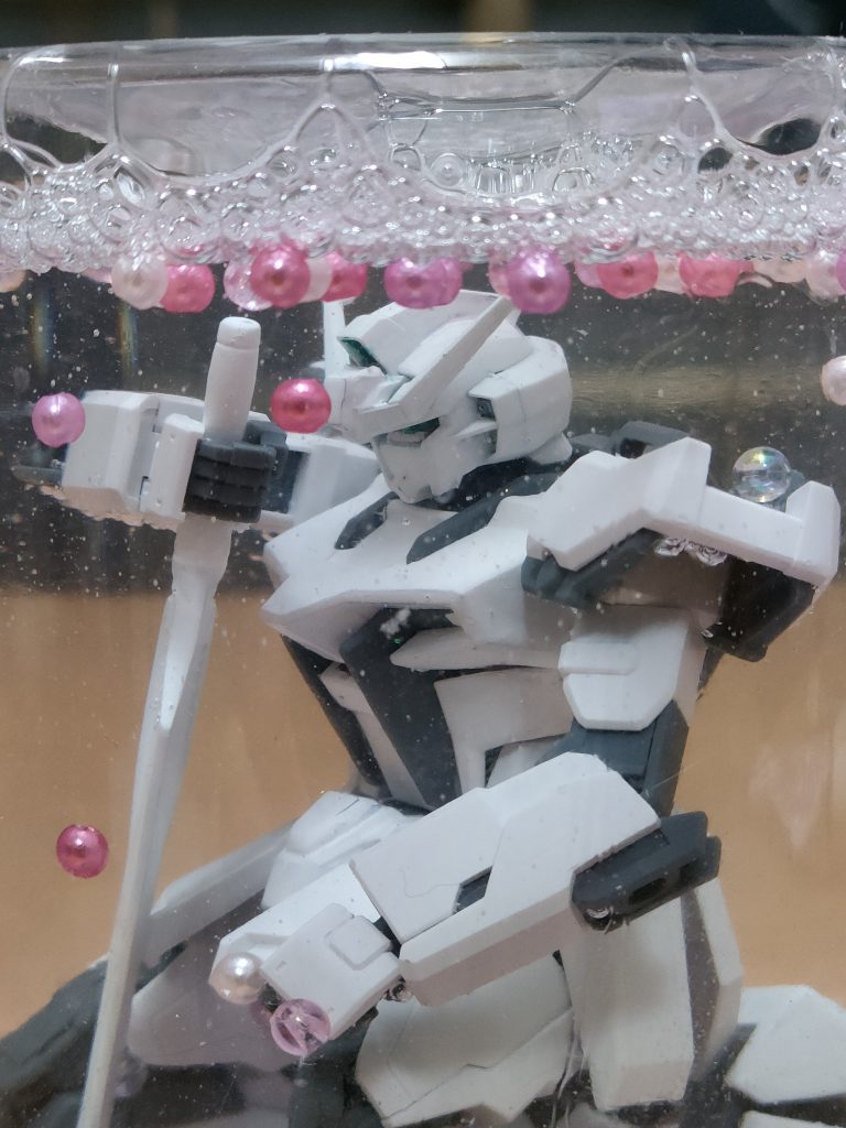 瓶如何によっては立位、正座と調整した後、接着剤で蓋底に付けるので基本戻すのは不可能。また、天井になる瓶底と頭部との間に余裕保たせる事。見えなくなります。