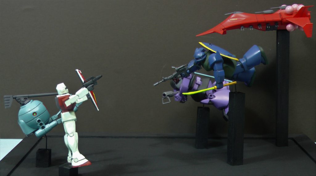 この角度はギリギリOKです。支柱は100均ショップの角棒にガンダム情景模型付属の金属シャフトを刺しています。