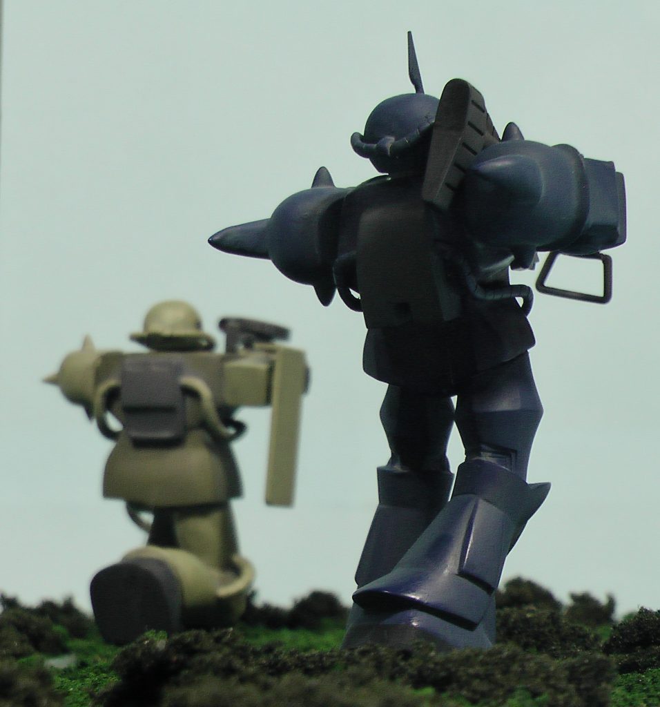 「キミが前衛、ボクが後衛」。グフはポーズ替えをして、リックドムのジャイアントバズーカを装備。