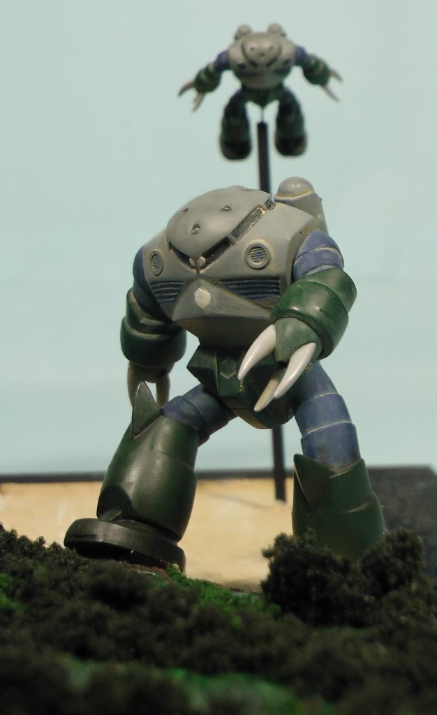 「お父さん、先に上がってるわ」。ズゴックはやはりポーズ替えして上陸中の姿。後ろのズゴックはオマケのキットで、川にダイブする姿。