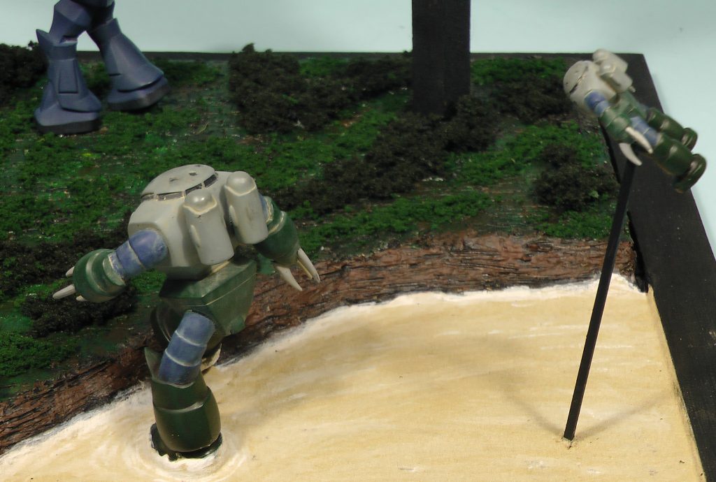 地面は発泡スチロールに木工パテを盛り、水面はタミヤの造形テクスチャーです。ジャングルの木々は鉄道模型用のスポンジです。