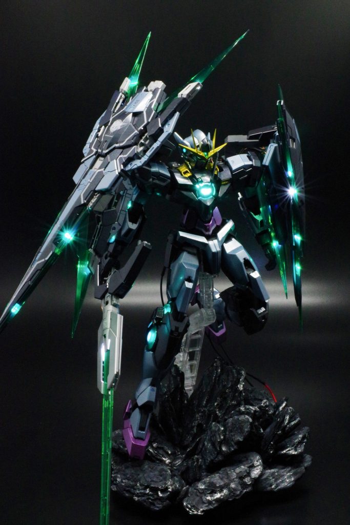 配線を引き回すのに可動域が少々犠牲になっております。ソード類は完全固定です。こればっかりは仕方ないですね…コネクタや端子を仕込むのも面倒なので(笑)