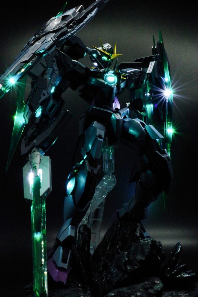 体の電飾を仕込んでいる時は「砲弾LED縛りするぞ!」とかアホなこと考えていましたが結局チップLEDも使っています。砲弾 9個チップ 19個…だったと思います(笑)