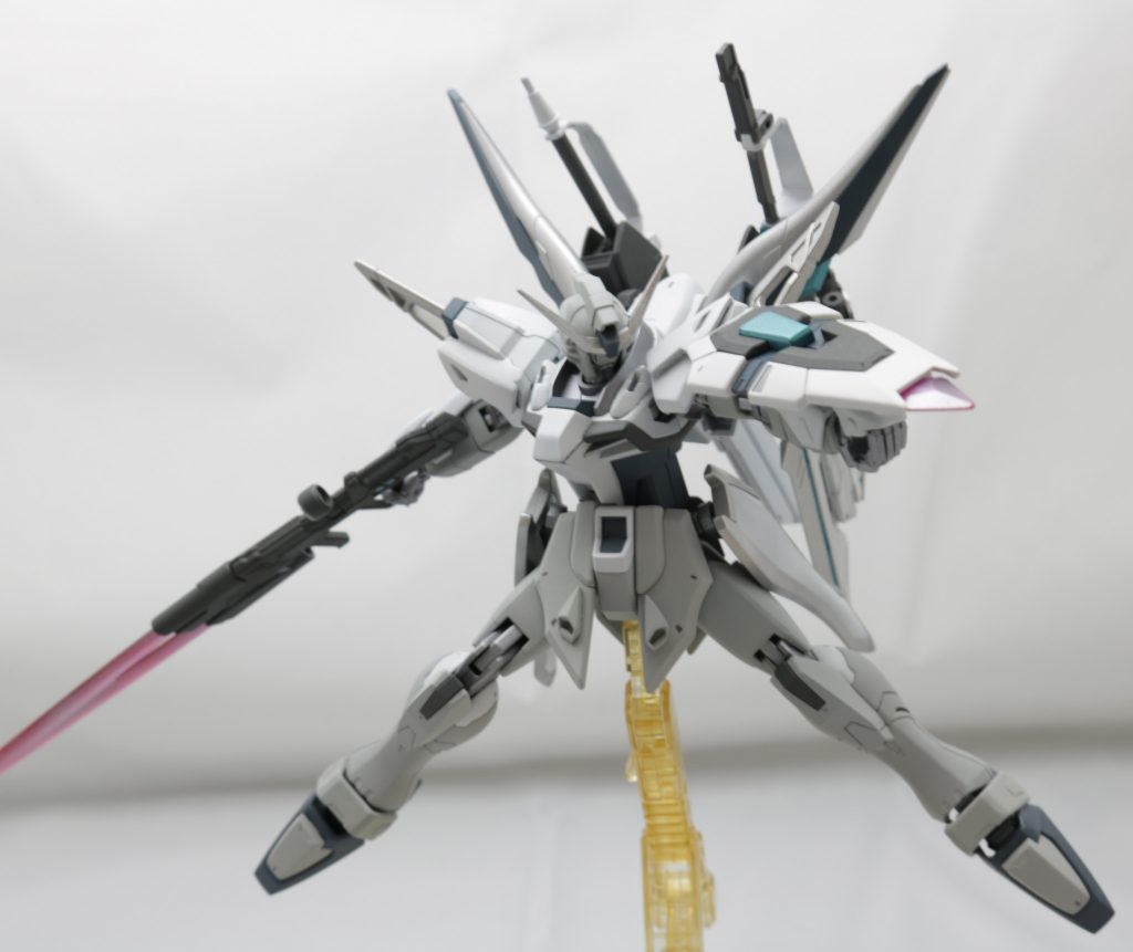 因みに、シールド先端にはビーム発振器が付いているのでそれによる近接攻撃も可能です。