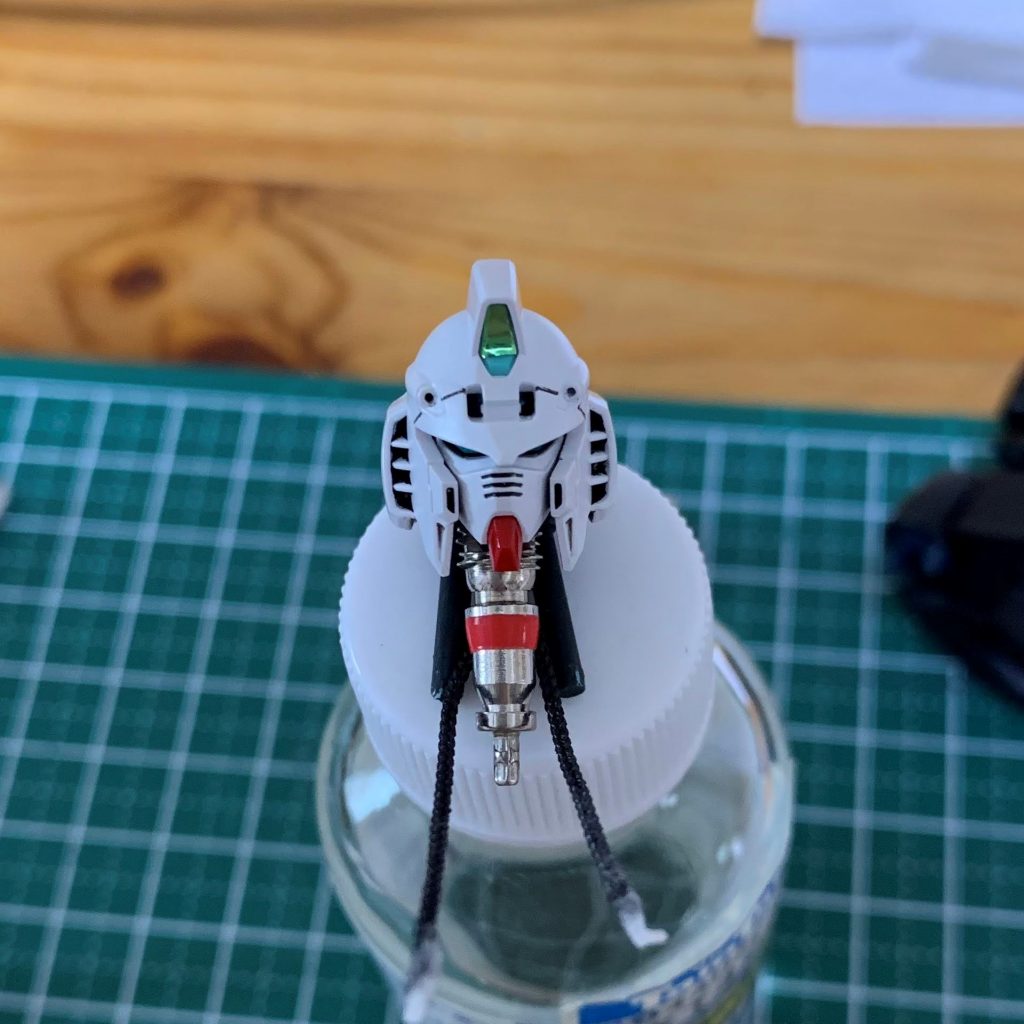 脚・胴・腕の各部が延長されたことによって、キットの首の長さではバランスが取れなくなり！（かなり焦りました...）そんなわけで、首を延長しています。メタルパーツを中心に、ランナーを切り出したシリンダー風パーツとWAVEのメッシュパイプでそれとなく・・・トサカのセンサー部は、お約束のラピーテープで。バルカン部はピンバイスで穴を開けてます。ツインアイはガイアカラー「蛍光ブルーグリーン」で塗りました。ブラックライト照射で光ります！（好き...）