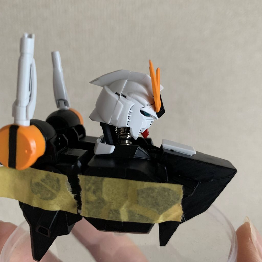 EGνガンダムの顔は、他のどのグレードよりもイケメンだと思っていますが（個人主観）、いかんせん、頭部が細いのです。ので、前後幅を幅増ししてます。本来なら、プラ板やパテで加工しなければなりませんが、ニコイチなら２個分の頭部をカットして貼り合わせるだけ！比較的「ラク」にできます。合わせ目がガッツリ出てしまってますが、今回はそのままで...トサカ後端部分はプラ板で延長してます。