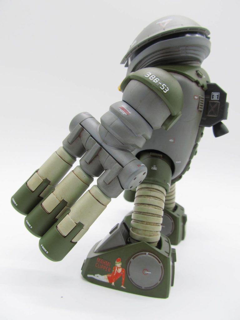 お約束のノーズアートのデカールを貼っています。