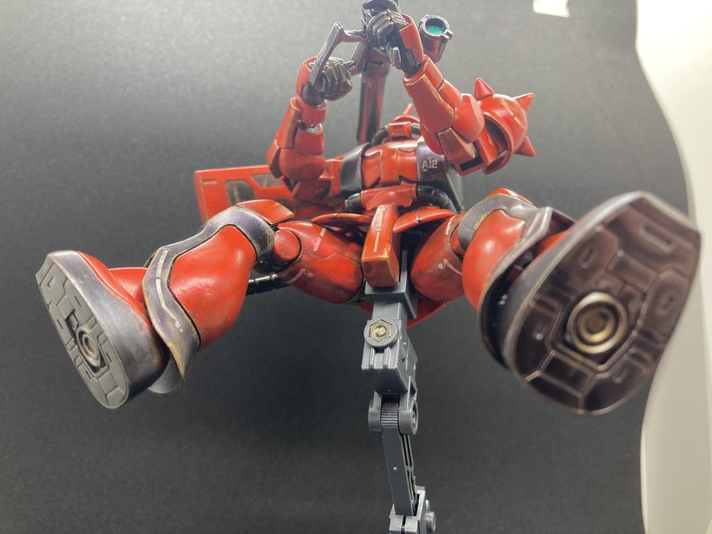 どことなくシャアザクの風格は無くなってしまったような気はしますが自分ではかっこよくなったと思ってます。ちなみにポーズが単調なのは年月が経って塗料がへばりついて可動部がみっちり固まっていたからです。おそらくMr.ウェザリングカラーがいたるところに入り込んでいるのかな？テンションかけてぼろっと割れるのにビビッて単調になってしまいました。