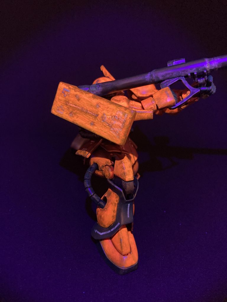 なんとなく砂漠の月明りで発光しているような感じでったなので、今度はもっと雰囲気出すために座獏のジオラマにこれで挑戦してみようかな