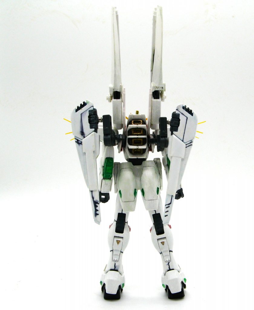 ヴェスバーの可動アームもかなり工夫しました。十分動きます。上に伸びているパーツがミノフスキードライブユニットで上下可動から半分に開閉して光の翼を展開します。さらに基がヴェスバーなのでその機能があるとしたら、ツインヴェスバーも可能かも知れません。