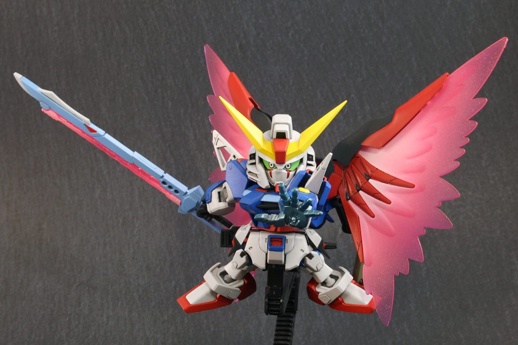 パルマフィオキーナはスターブライトシルバーの上からガイアの蛍光ブルーでグラデっぽくキャンディ塗装。各種クリアパーツも塗装しています。