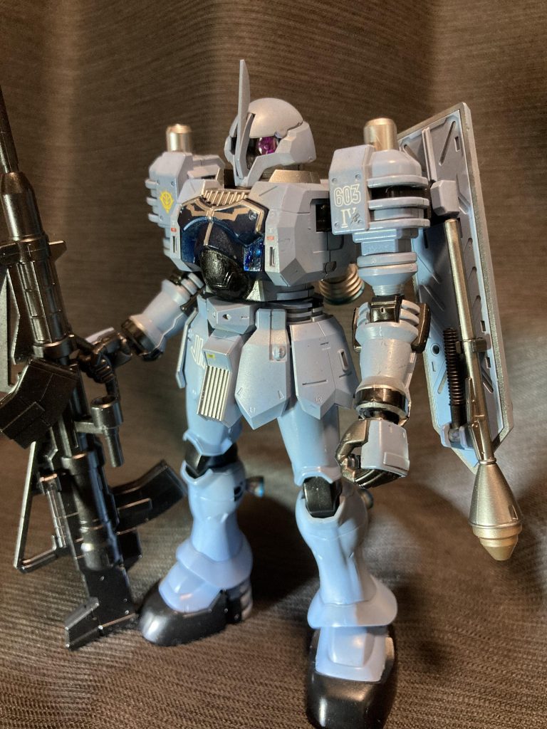 機体より大型のライフルが素敵。足と両腕は合わせ目消しを行いました。それに合わせて、足については簡単な後ハメ加工を行ってます。