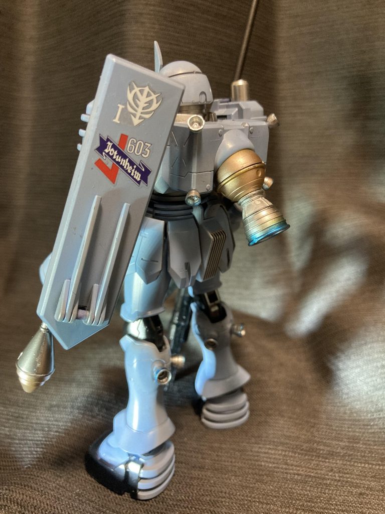 迷彩なしの4号機カラーですが、アンテナつけてシールドは1号機ｗ細かいことはキニシナイ……いえね、袖付き参加にあたって、モニク・キャデラック機を1号機仕様に改修した、とか適当極まりない脳内設定はあるにはあるんですけどもｗそれはともあれ、土星エンジンの焼け塗装は個人的には満足な仕上がり。