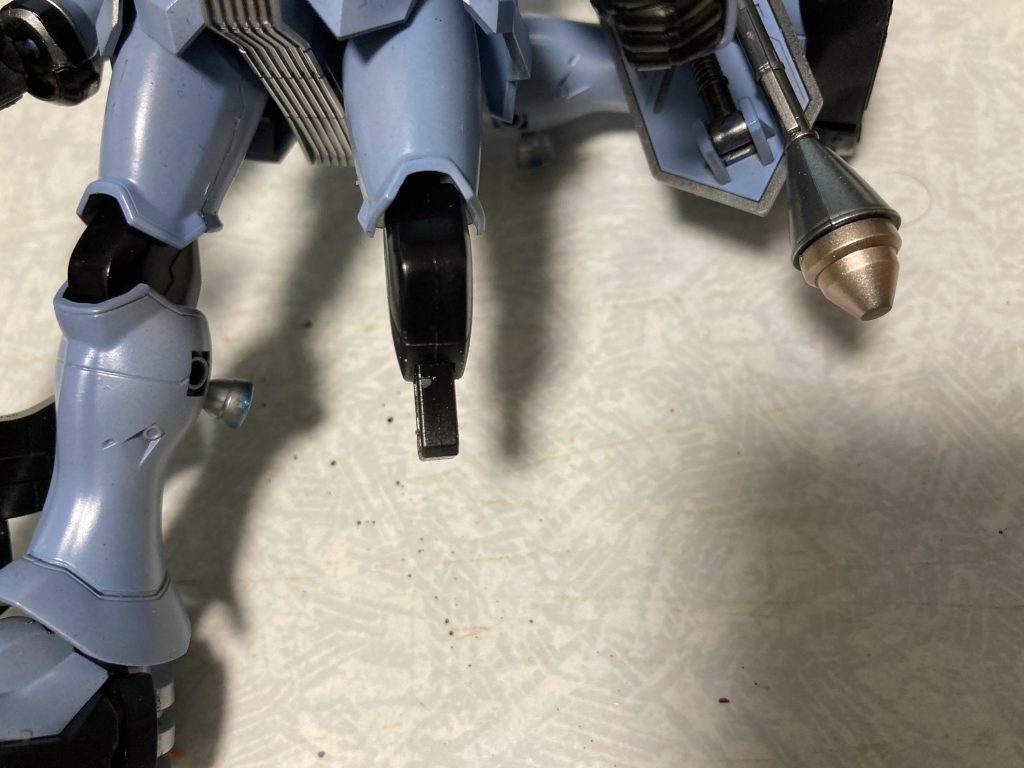 脚部の後ハメ加工関節部と脛パーツと固定をなくしています。激しくブンドドするつもりがなければ、接着しなくてもこのまま安定してディスプレイ可能でした。ご覧いただき、ありがとうございました。