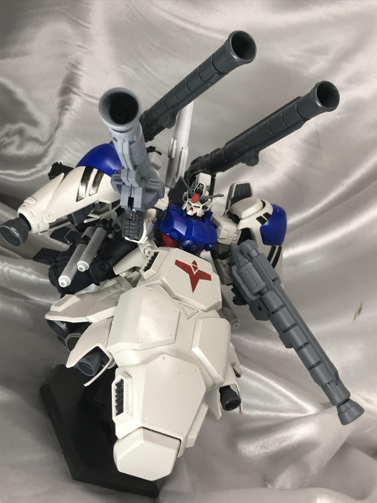 こうして構えてるのが核だと考えると恐ろしい。バズーカと前面の盾をパージして高速攻撃形態とかになったらカッコいいですな。