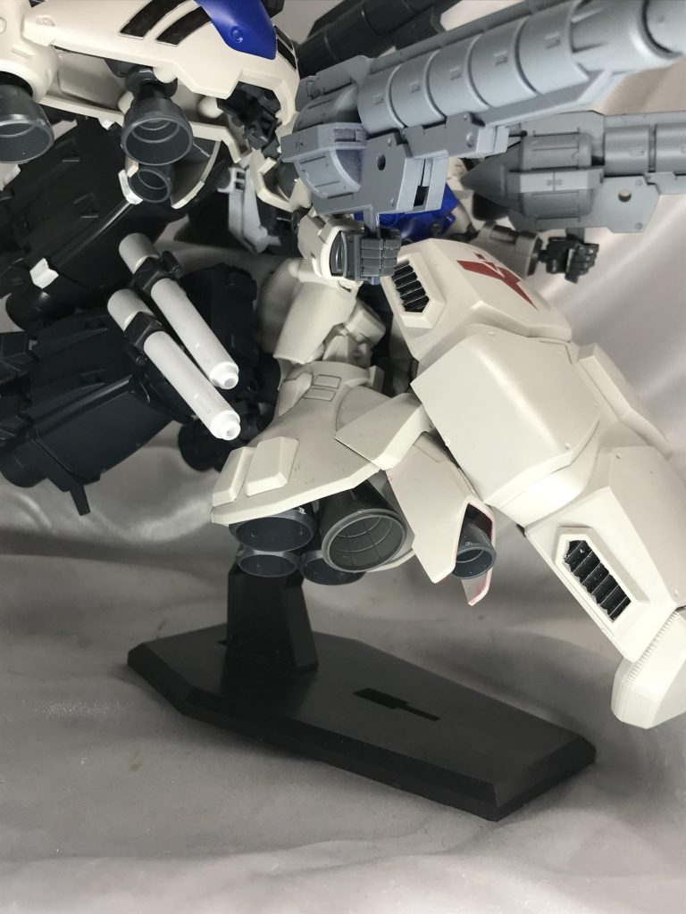 足は接地を無視してバーニア群に変更。急制動などを担う部分になってます。