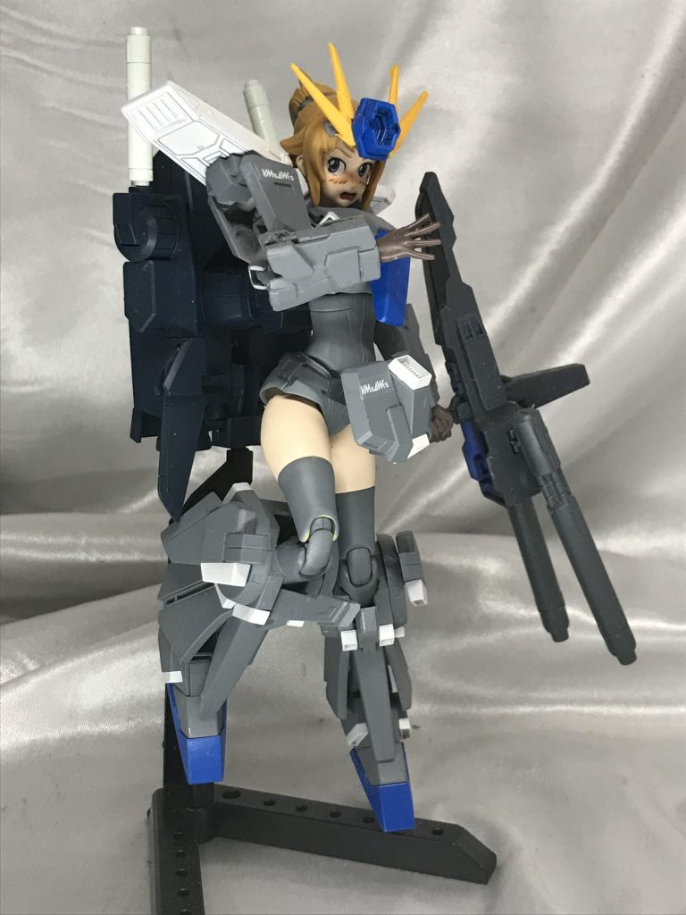 太ももがまぶしいぜ!HGUCのダブルゼータを使っているのでモールド細かくて気持ちが良いです。アーマーを脱いでいるってことで、腕のシールドは廃しています。