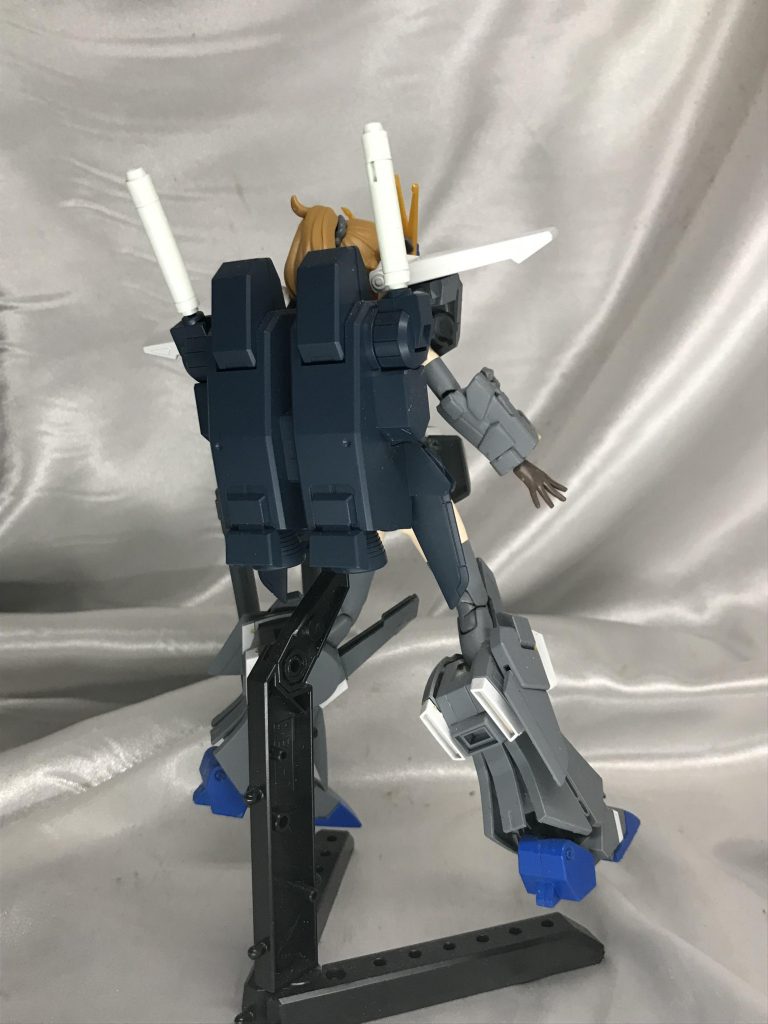 メガランチャーの基部だけ残そうとも思いましたが、シンプルなバックパックに。本来FAZZはバックパック結構違うのですが、今回はHGUCをそのまま使っています。