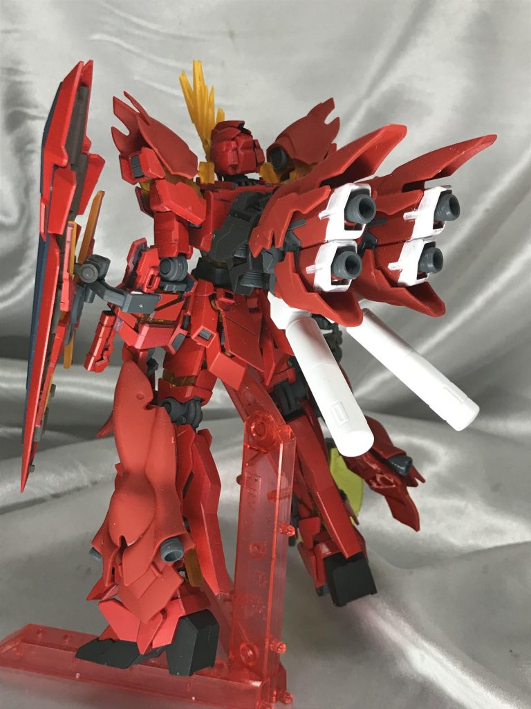 背部はまんまシナンジュ。でもHGじゃなくSDのものです。HGだと結構大きくてバランスが悪かったのでちょうどいいのが見つかりました。