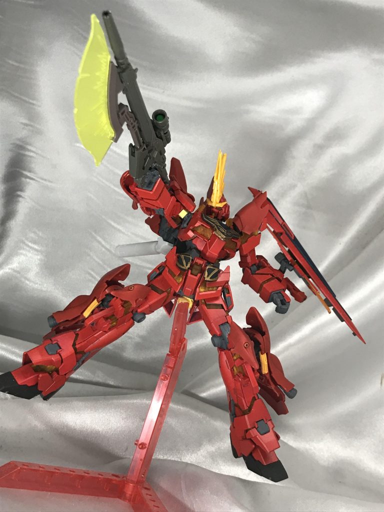 ビームアックスライフル。シナンジュのライフルの下部に銃剣っぽくアックスをつけてます。頭部はガンダムのV時でもザク系のアンテナでもないスタイルにしたかったんで、バンシィのものをとりつけました。でもHGのユニコーンではなくデストロイモードのを切って畳みました。こうすれば厚みが出て存在感も上がります。