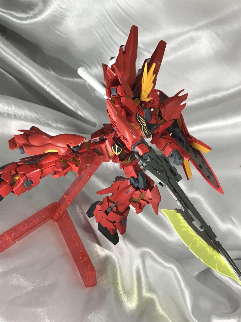 基本は射撃メイン、寄られたら斬るってスタイルになりそうですな。機体はバンシィのものを赤く塗りなおし、シナンジュのパーツを接続して曲面を増やしています。