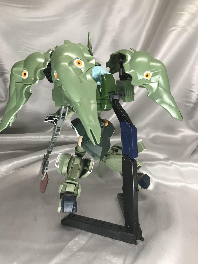 背部はSDのクシャトリヤの背中を接続、肩を含めたバインダーユニットを支えています。