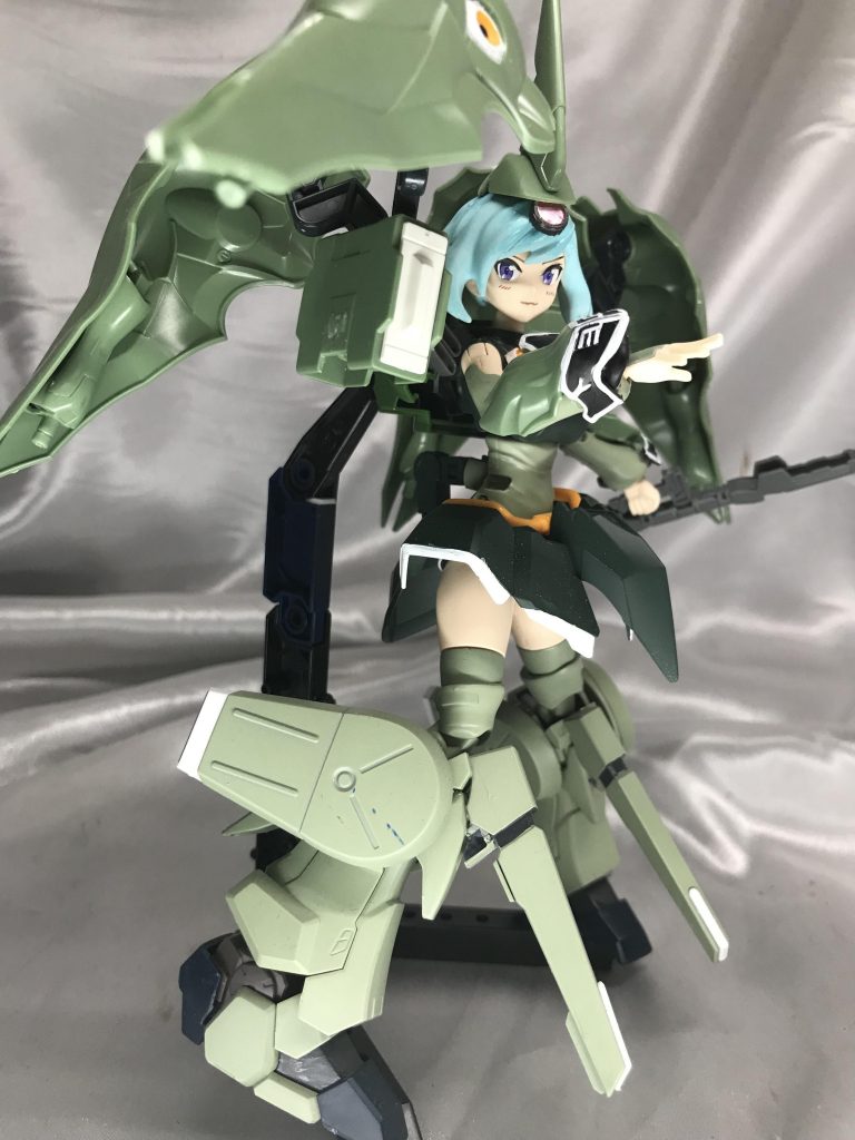 足はSDのものを全く使えないので、シナンジュスタインをベースにシルヴァバレトサプレッサーのパーツを装備させてそれっぽく仕上げました。