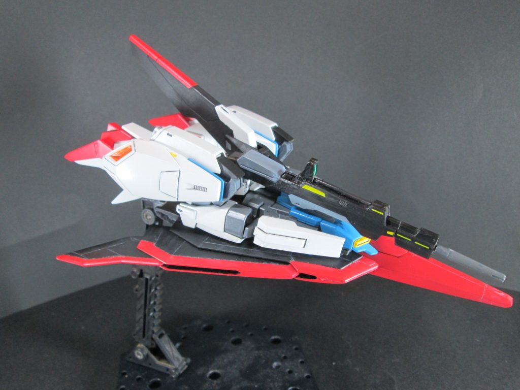 ビームライフルは中央ではなく右リアスカートに接続してます。