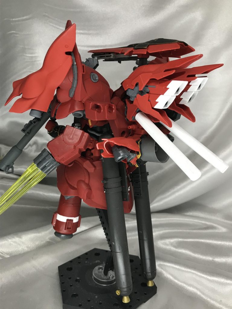 背部。バックパックはHGのものを使って大きく高機動感を出してます。プロペラントタンクはサイコザクのものも追加しましたがこれ塗装し忘れてますね…