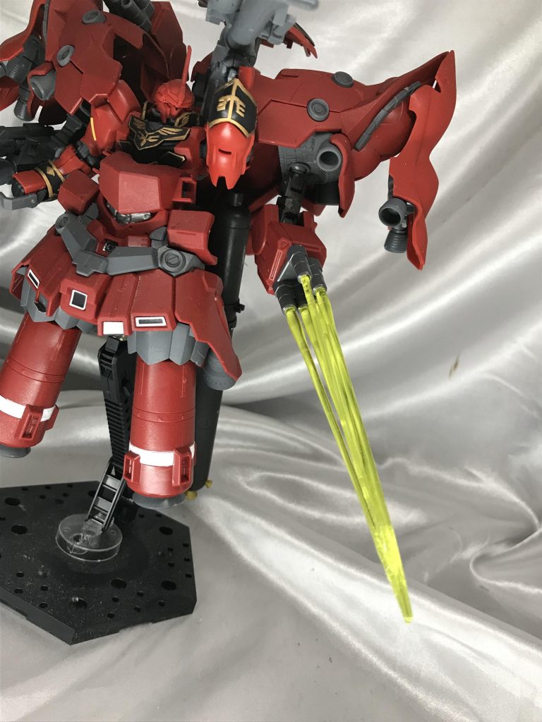 接近武器は大型ビームサーベル。指から出るものを5本収束して使います。 