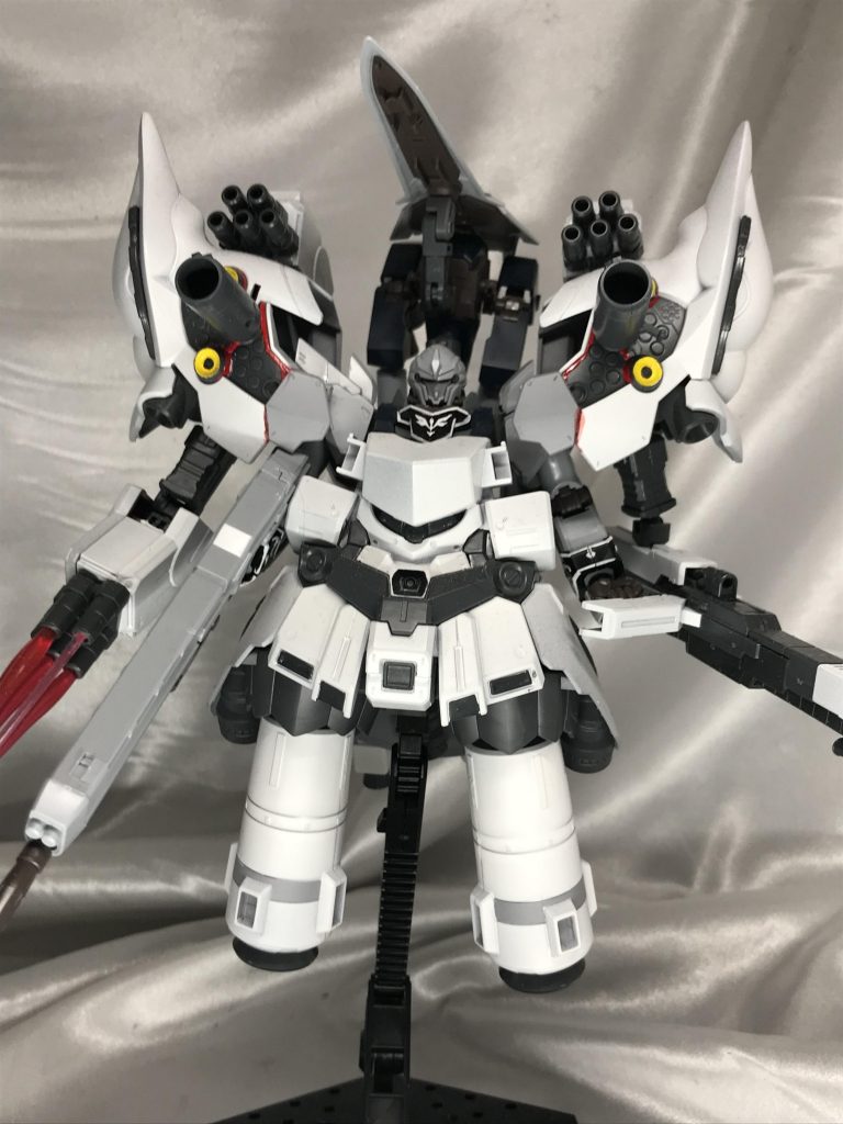 基本は前述のサイコシナンジュと同じ。色と武装を変えたり左右を反転させたりしています。面白いもんでフロンタルにネオジオングって似合わねぇなって思ってたんですが、ゾルタンにはセカンドネオジオング似合ってるんですよね。