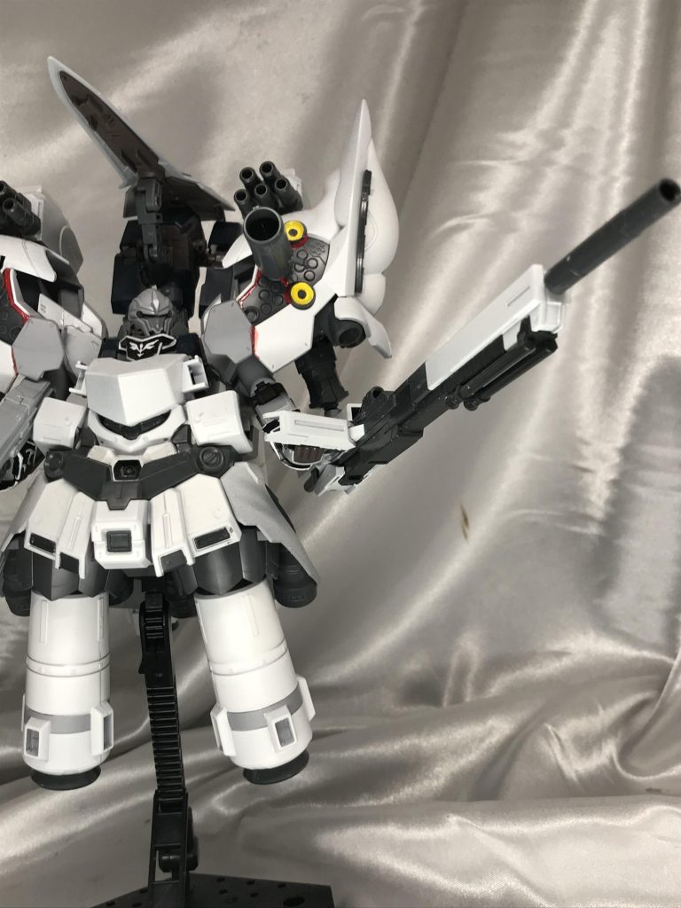 サイコシナンジュが流線形だったので、こっちは角ばったハイパーメガランチャーに。本当はMGのνガンダムHWSのメガランチャーにしたかったんですが予算がなかったです(;゜□゜)