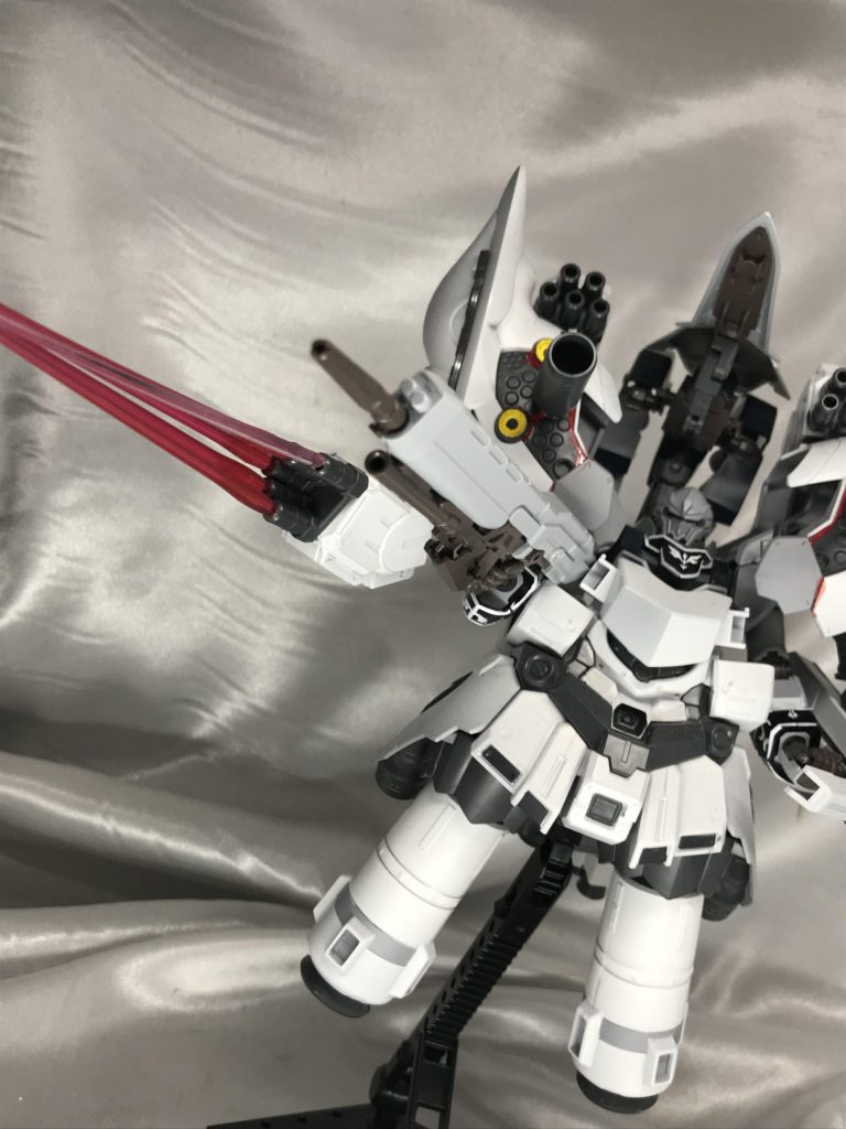 収束ビームサーベルは赤いものに。こっちはビームライフルを持たせています。これがないと撃っちゃうんだなぁコレがぁ!ができないんで