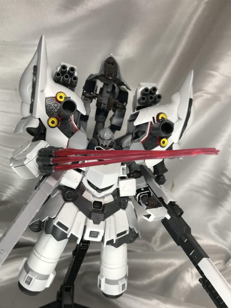 両肩からロケットバズーカが突き出して実弾攻撃も可能です。シールドはネオジオングのように背中から出てるように配置しました。